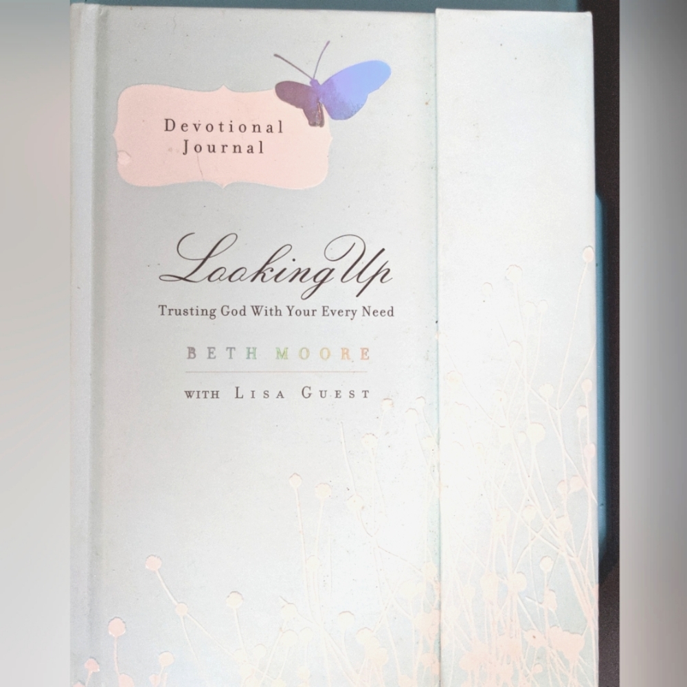 NWT Beth Moore Looking Up - Trusting God With Your Every Need Hard Cover…